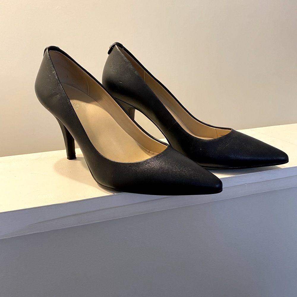 Michael Kors Navy Pointed Toe Pumps sz 6